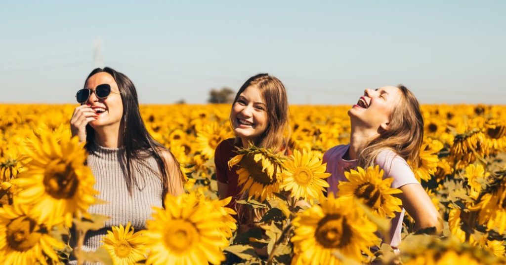 Junge Frauen im Sonneblumenfeld