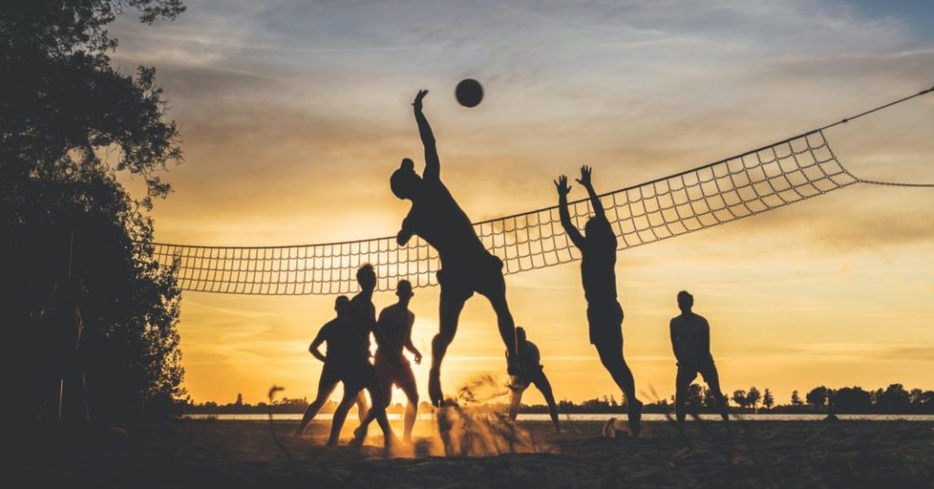 Volleyball spielen im Sonnenuntergang