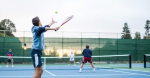 Tennisspielen im Sportunterricht