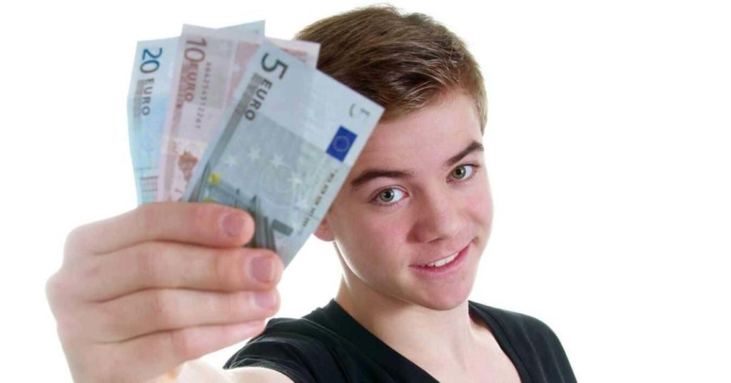 Schüler hält mehrere Scheine in die Kamera