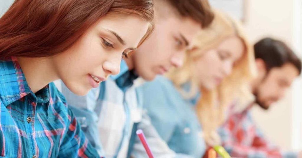 Mehrere Schüler machen einen Eignungstest