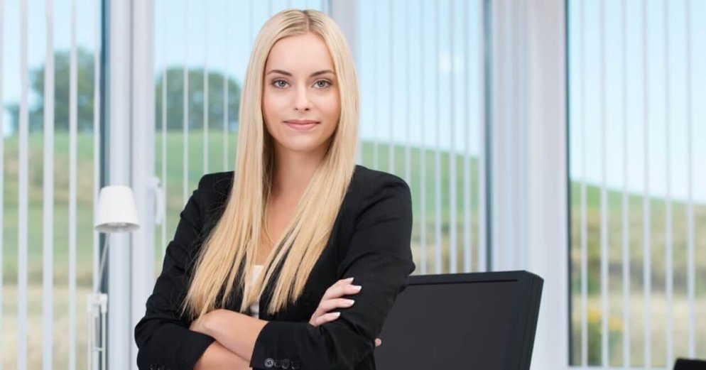 junge Frau mit Blazer