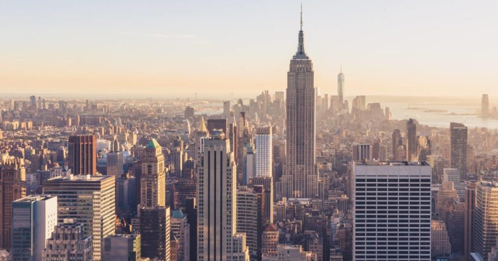 Aussicht von New York inklusive Wolkenkratzer im Abendlicht
