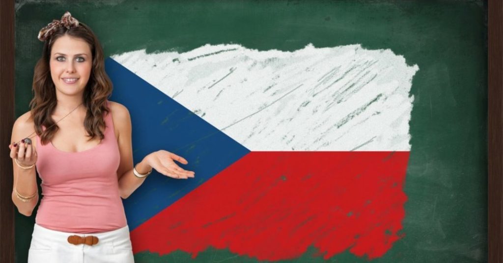 Frau vor gemalzter tschechischen Flagge