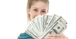 Frau hält Dollarscheine in der Hand