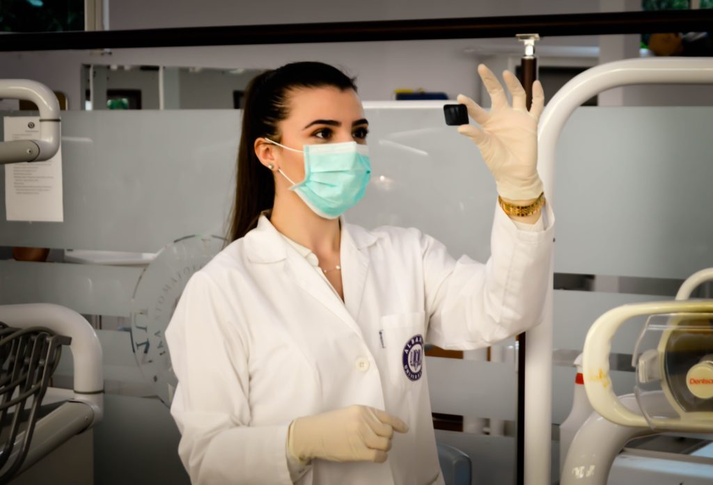Frau experimentiert im Labor